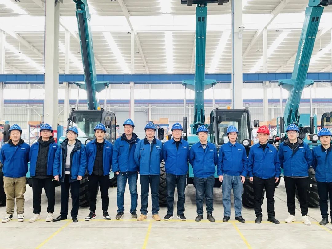 “兔飛猛進(jìn)”添新品！山河智能兩款伸縮臂叉裝車同時下線