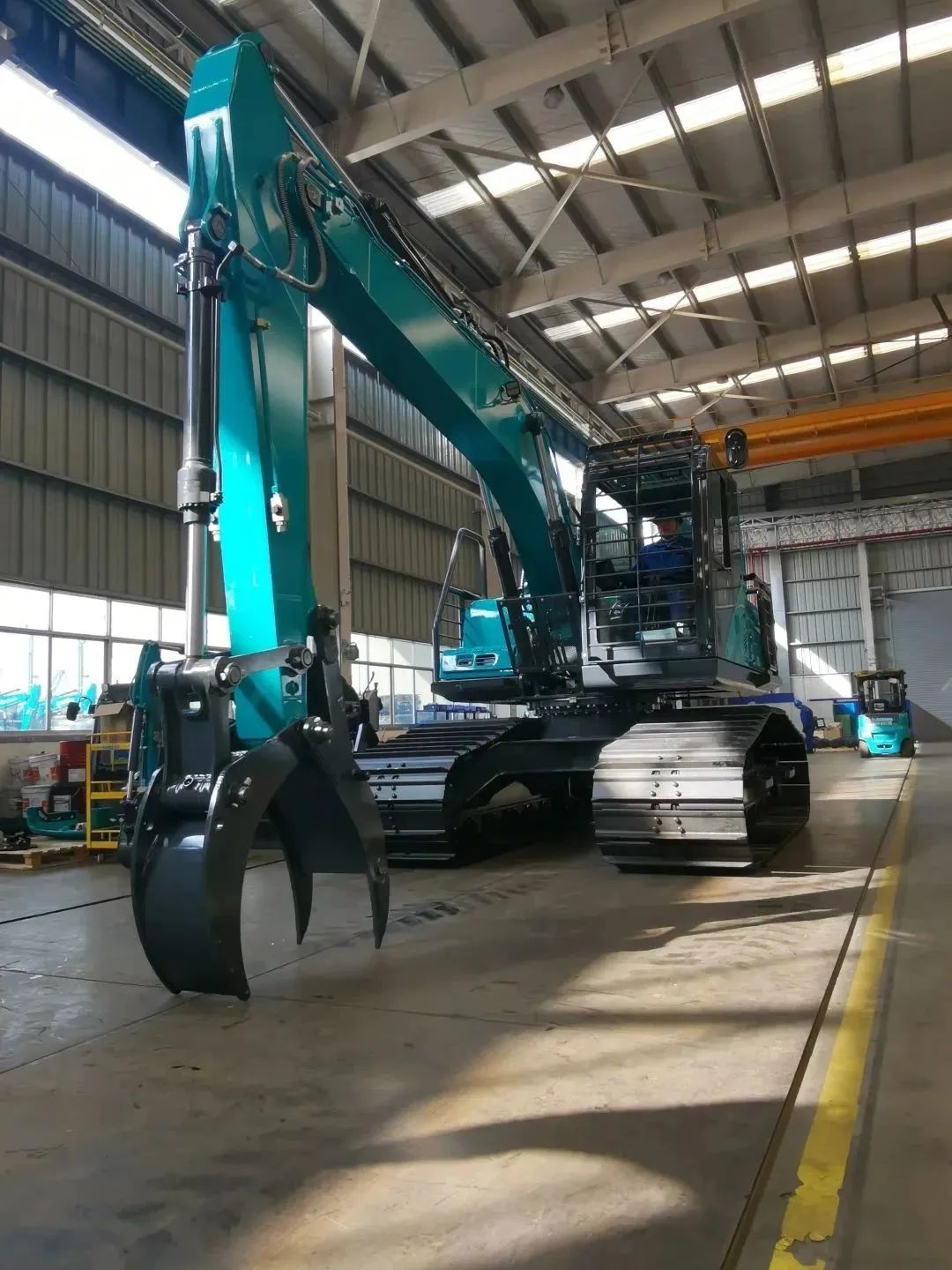 翻山越嶺，稱(chēng)霸“武林”！山河智能首款中型林業(yè)挖掘機(jī)成功下線