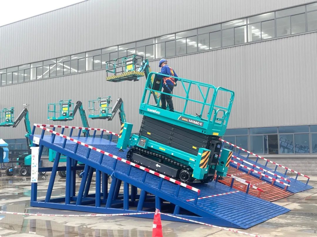 出廠即“出道”！山河智能首款履帶剪叉式高空作業(yè)平臺(tái)批量上市