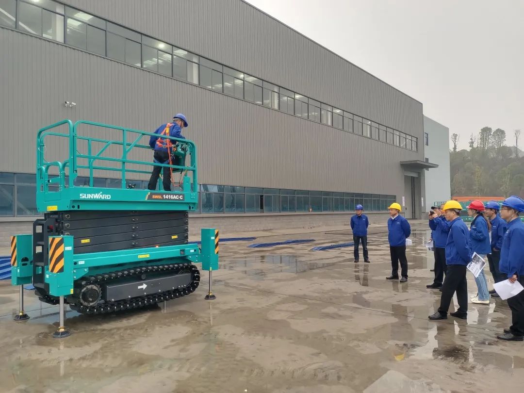 出廠即“出道”！山河智能首款履帶剪叉式高空作業(yè)平臺(tái)批量上市