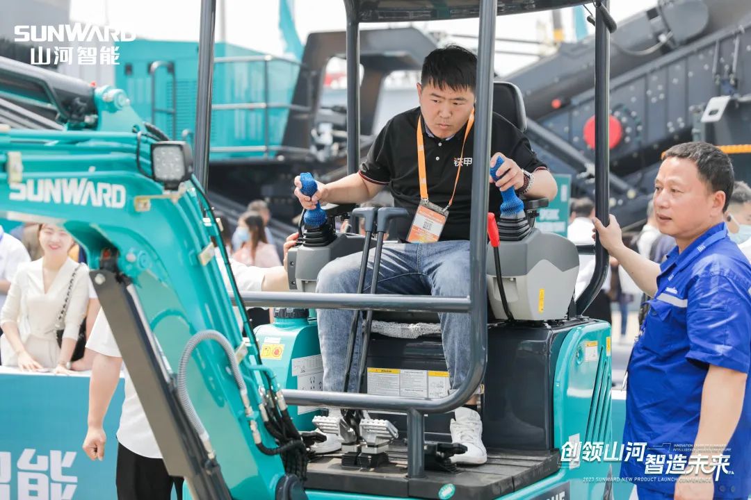 精品出擊、互動(dòng)不斷！山河智能F系列挖掘機(jī)閃耀長沙展