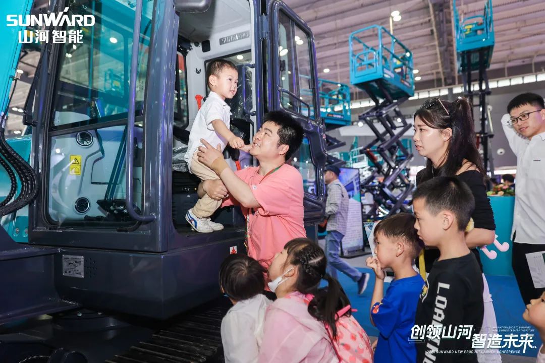 精品出擊、互動(dòng)不斷！山河智能F系列挖掘機(jī)閃耀長沙展