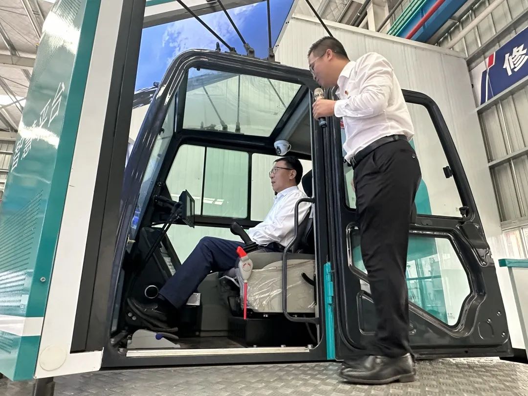 中國(guó)聯(lián)通集團(tuán)副總經(jīng)理梁寶俊到訪(fǎng)山河智能