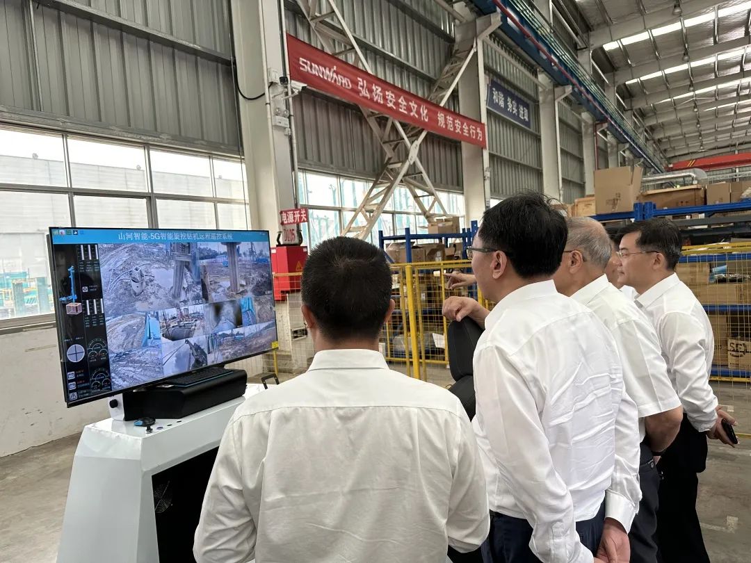 中國(guó)聯(lián)通集團(tuán)副總經(jīng)理梁寶俊到訪(fǎng)山河智能