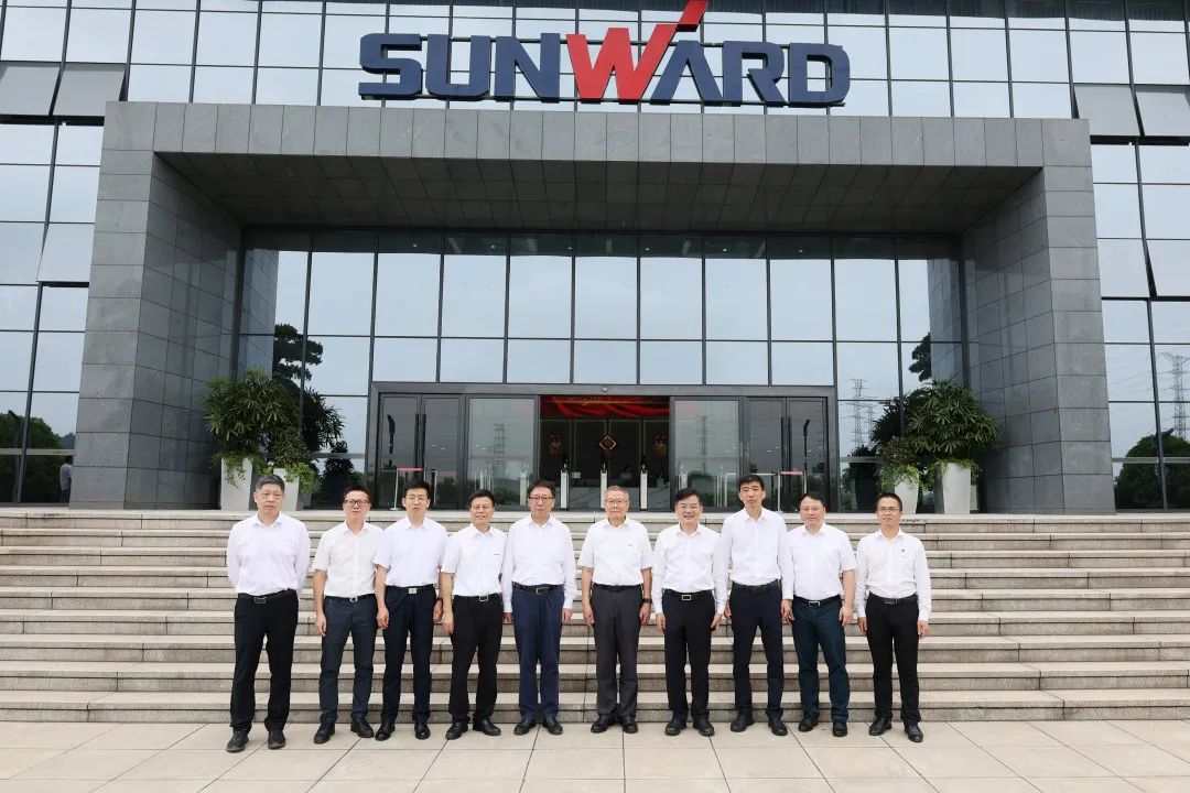 中國(guó)聯(lián)通集團(tuán)副總經(jīng)理梁寶俊到訪(fǎng)山河智能