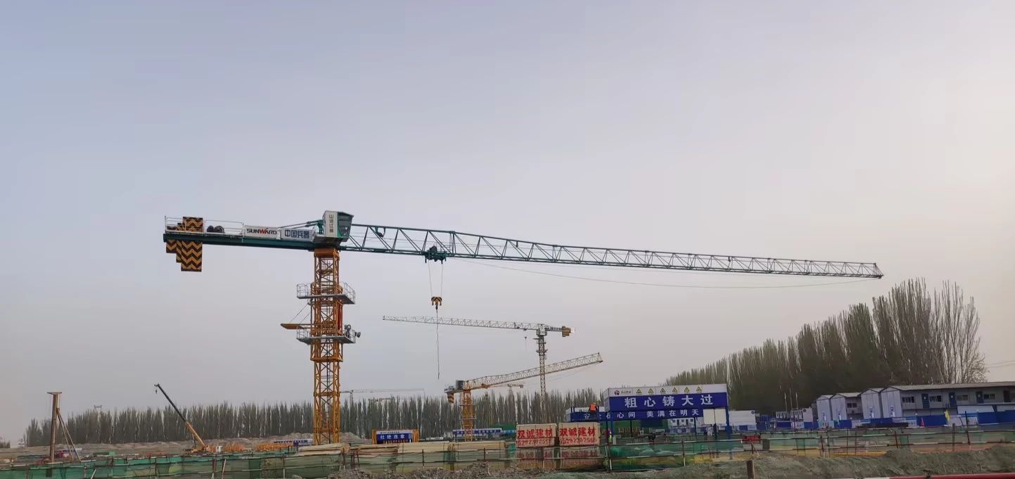 天山腳下的畫(huà)師！山河江麓群塔援疆建設(shè)新景色