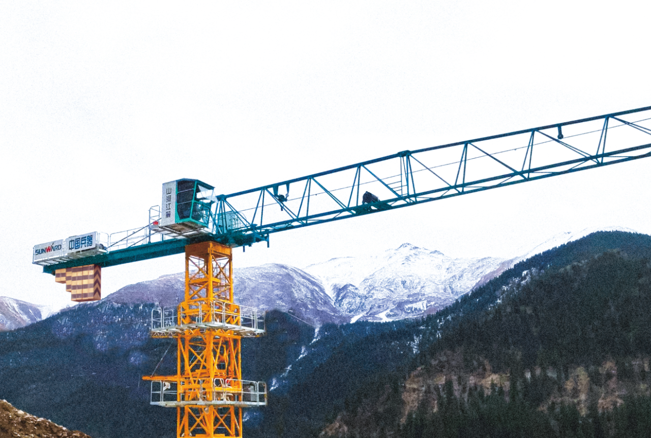 天山腳下的畫(huà)師！山河江麓群塔援疆建設(shè)新景色