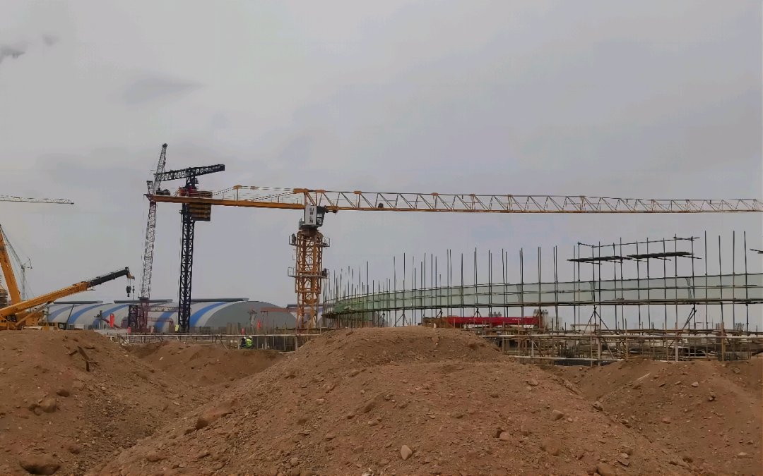 大漠戈壁展雄姿！山河江麓塔機(jī)助力常樂電廠項(xiàng)目