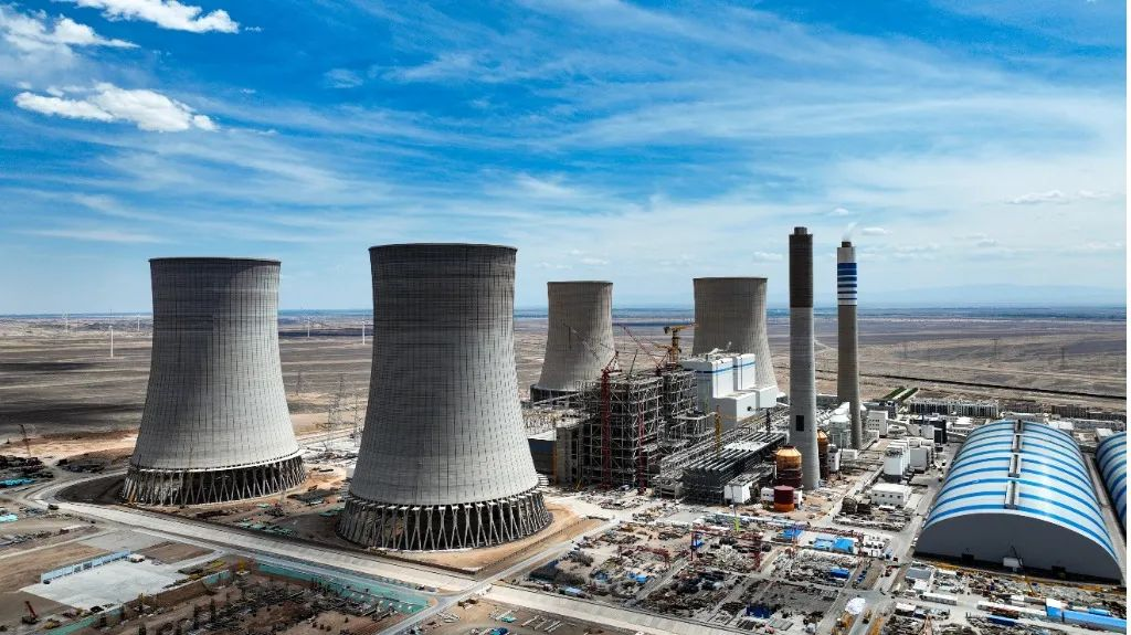 大漠戈壁展雄姿！山河江麓塔機(jī)助力常樂電廠項(xiàng)目