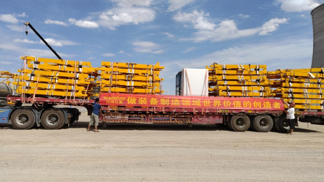 大漠戈壁展雄姿！山河江麓塔機(jī)助力常樂電廠項(xiàng)目