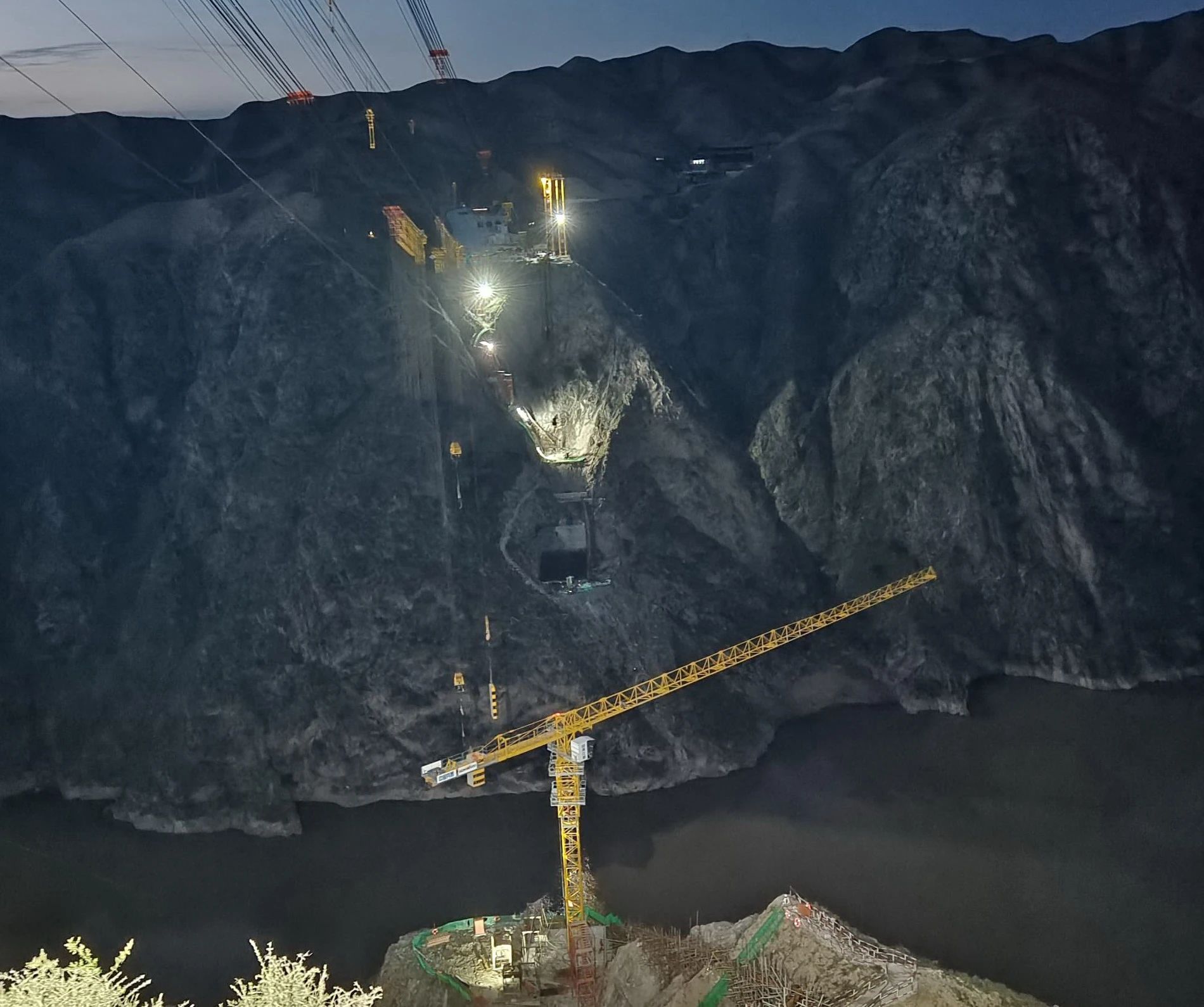 一橋通南北，群嶺變坦途！山河江麓塔機(jī)助建洮河大橋