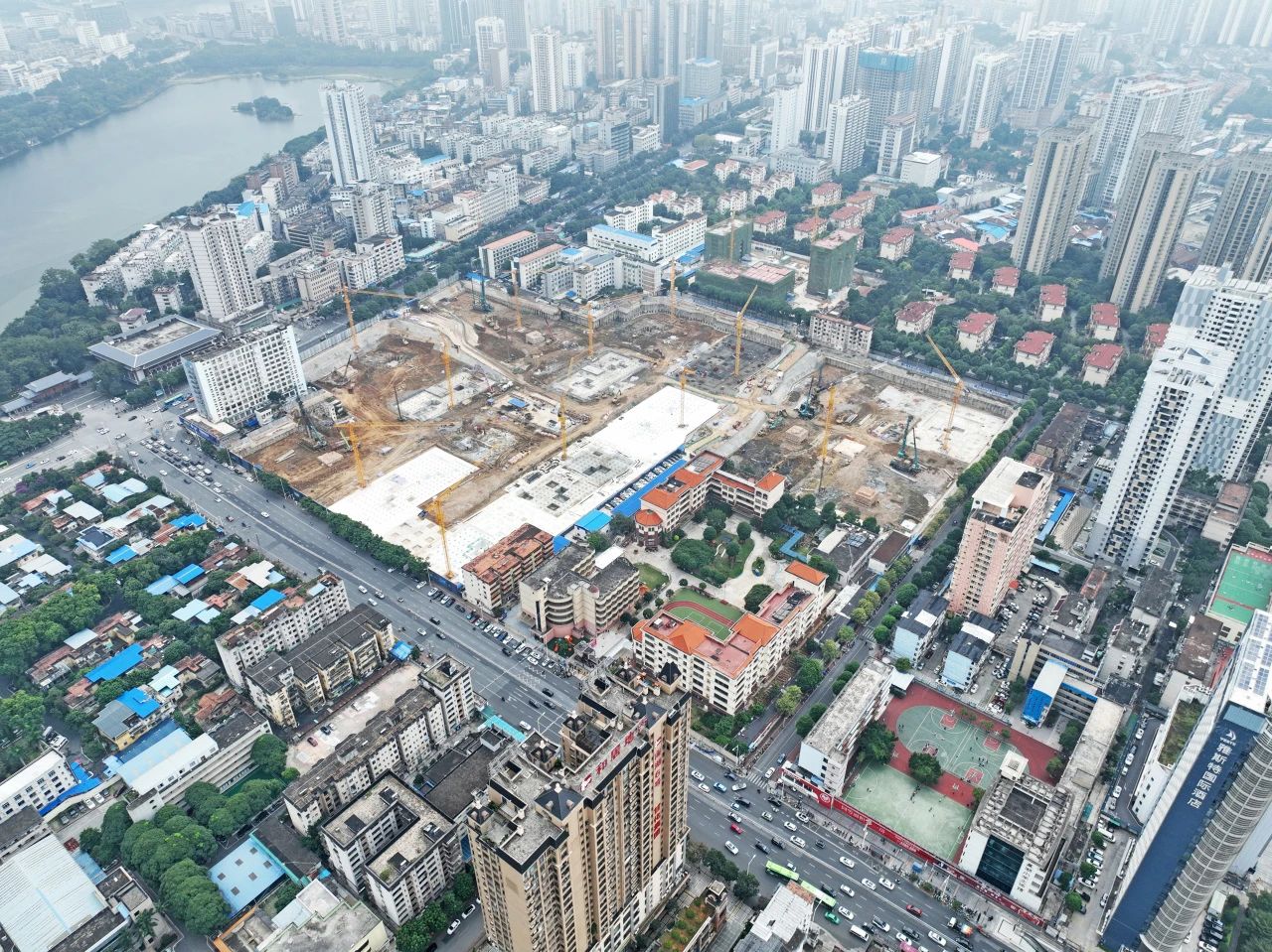 “綠巨人”顯神威！山河智能引孔式靜力壓樁機助建“綠城”南寧民生項目