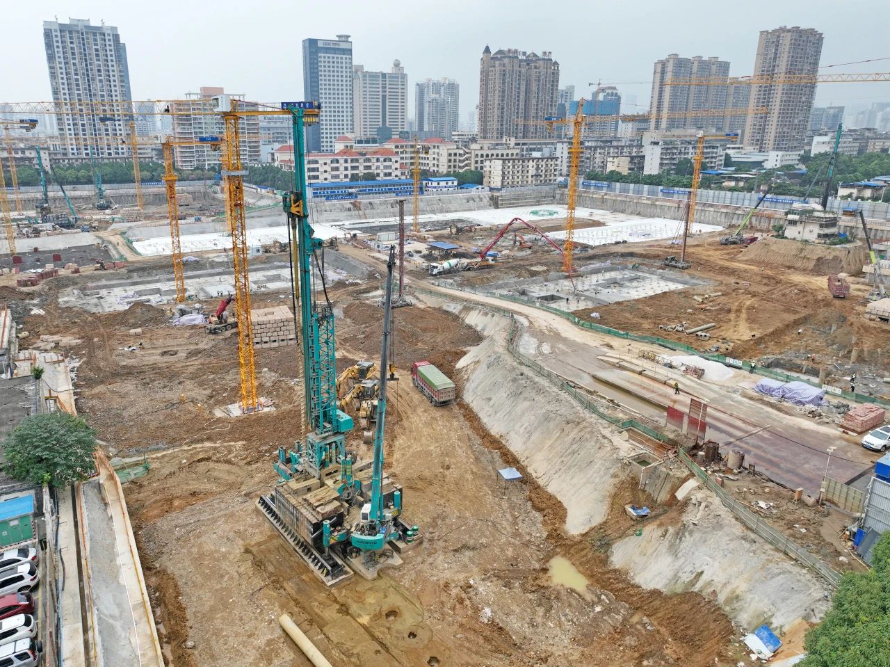 “綠巨人”顯神威！山河智能引孔式靜力壓樁機助建“綠城”南寧民生項目