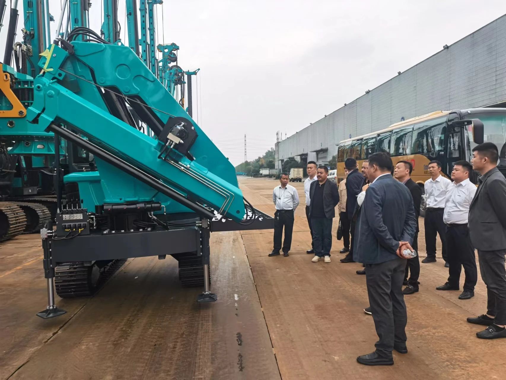 行業(yè)寒冬現(xiàn)暖陽！現(xiàn)場簽購20臺(tái)旋挖鉆機(jī)，山河智能攜手湖南駿牛助力國家電網(wǎng)項(xiàng)目建設(shè)