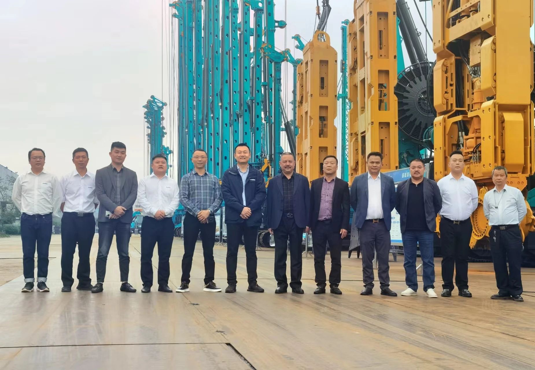 行業(yè)寒冬現(xiàn)暖陽！現(xiàn)場簽購20臺(tái)旋挖鉆機(jī)，山河智能攜手湖南駿牛助力國家電網(wǎng)項(xiàng)目建設(shè)