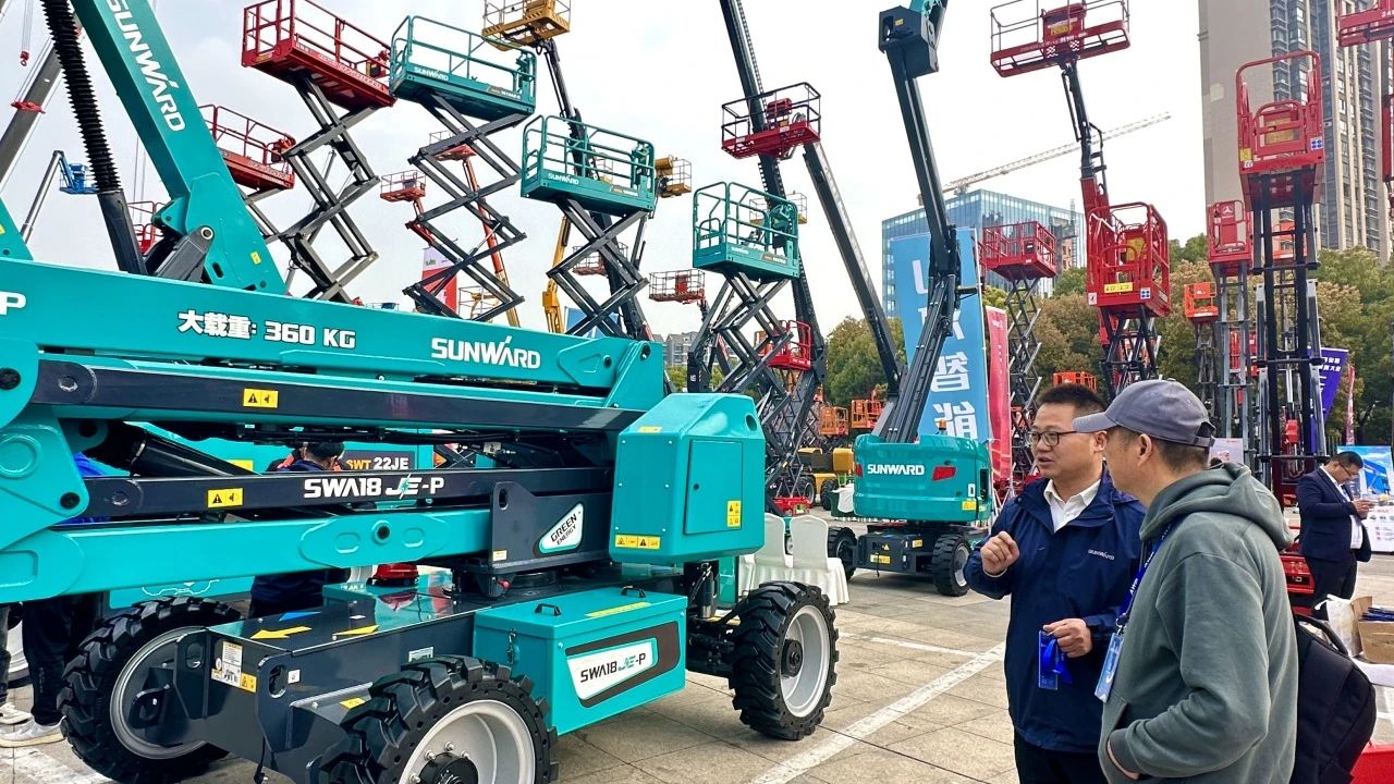 “爆品”來襲，簽單不斷！ 山河智能盛裝亮相第八屆全國高空作業(yè)平臺租賃大會