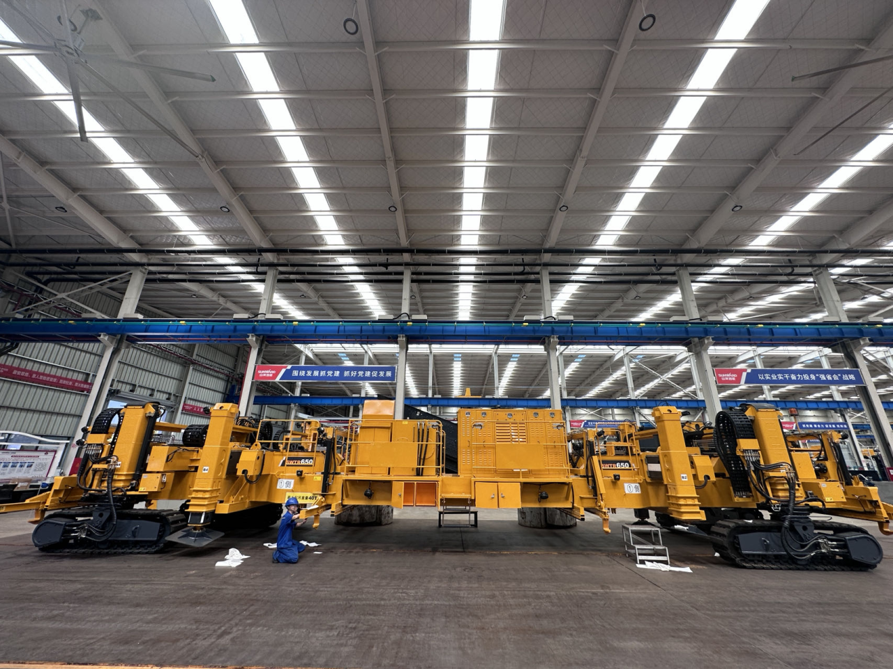 CPH-30J道岔鋪換機(jī)組全球發(fā)布！山河智能與寶雞中車時(shí)代共繪鐵路裝備新篇章！