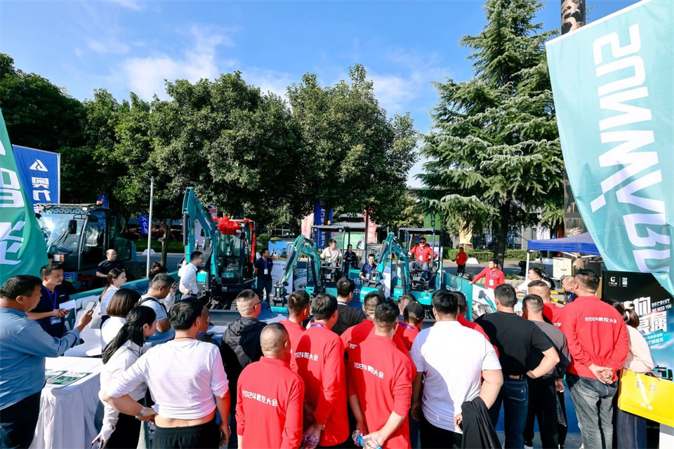 展現(xiàn)“掘”對(duì)實(shí)力！山河智能亮相2024微挖大會(huì)暨小型設(shè)備大會(huì)