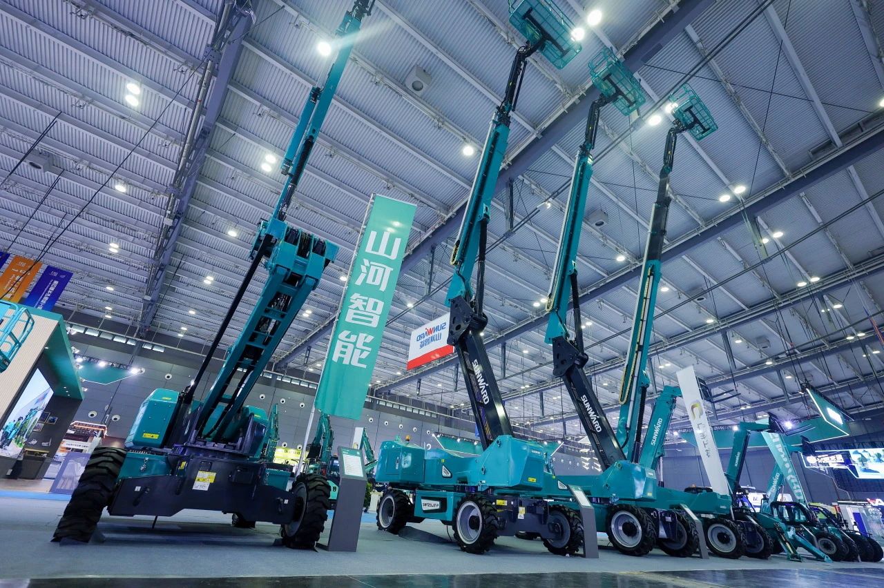 2025 CICEE | 山河智能SWT34JE-P電動(dòng)直臂式高空作業(yè)平臺(tái)重磅發(fā)布！
