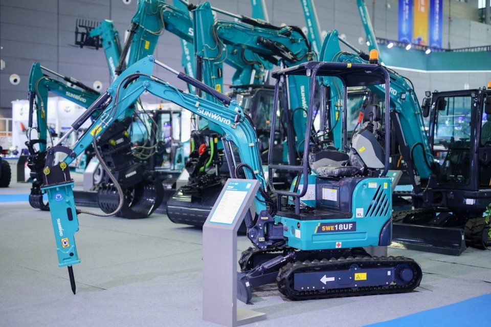 2025 CICEE | 從單一工具邁向多元化解決方案，山河智能呈現(xiàn)非凡挖掘機風(fēng)采