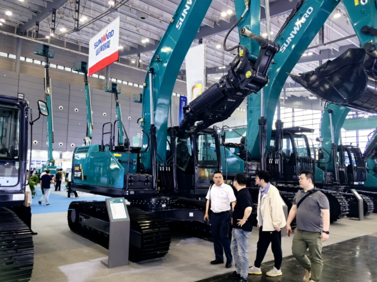2025 CICEE | 打造極致精品化，山河智能挖掘機(jī)“圈粉”長(zhǎng)沙展