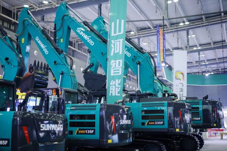 2025 CICEE | 打造極致精品化，山河智能挖掘機(jī)“圈粉”長(zhǎng)沙展