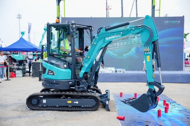 2025 CICEE | 打造極致精品化，山河智能挖掘機(jī)“圈粉”長(zhǎng)沙展