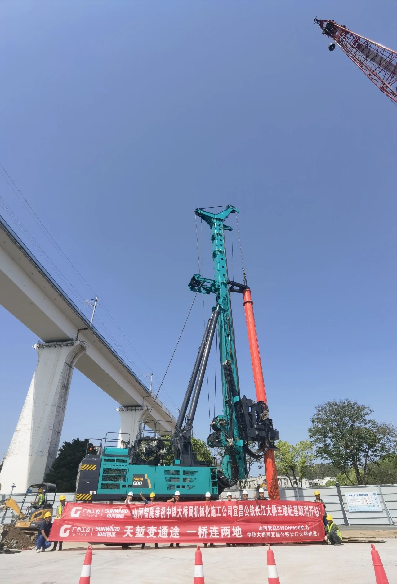 再戰(zhàn)“世界級(jí)工程”！山河智能旋挖鉆機(jī)助力宜昌長江公鐵大橋建設(shè)