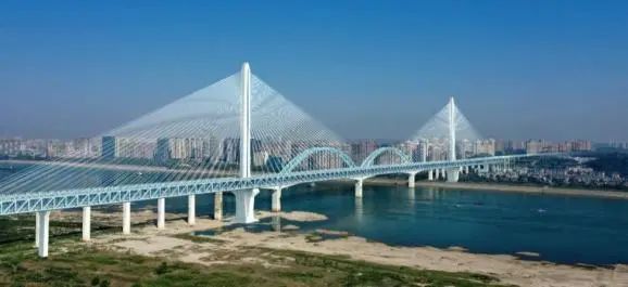 再戰(zhàn)“世界級(jí)工程”！山河智能旋挖鉆機(jī)助力宜昌長江公鐵大橋建設(shè)