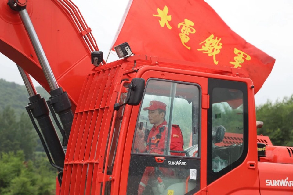 硬核破解“最后一公里”難題，山河智能應(yīng)急救援設(shè)備助力“應(yīng)急使命·2025”演習(xí)！