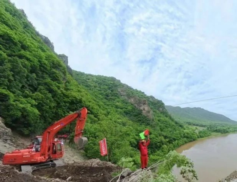 硬核破解“最后一公里”難題，山河智能應(yīng)急救援設(shè)備助力“應(yīng)急使命·2025”演習(xí)！