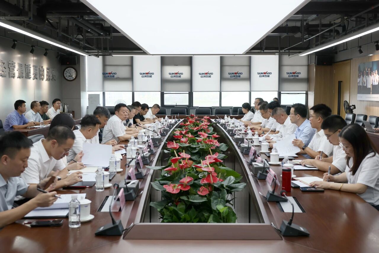 湖南省政協(xié)副主席、省工程機(jī)械產(chǎn)業(yè)鏈鏈長何寄華調(diào)研山河智能