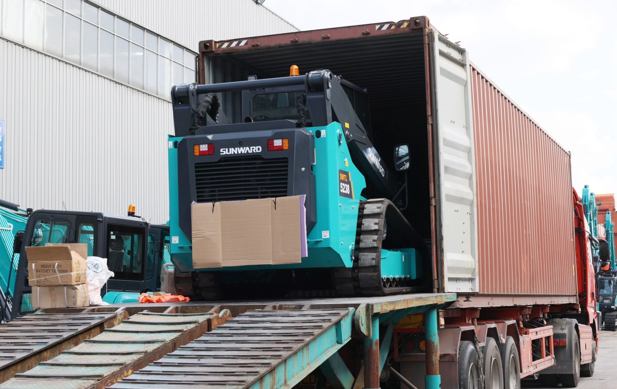 高端裝備再獲國際認(rèn)可！山河智能最大噸位垂直舉升履帶式滑移裝載機(jī)批量發(fā)往北美