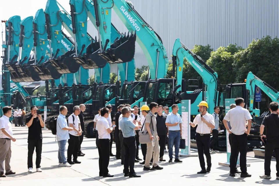 斜井開挖鉆護(hù)一體化裝備成功下線，實(shí)現(xiàn)地下工程裝備重大突破