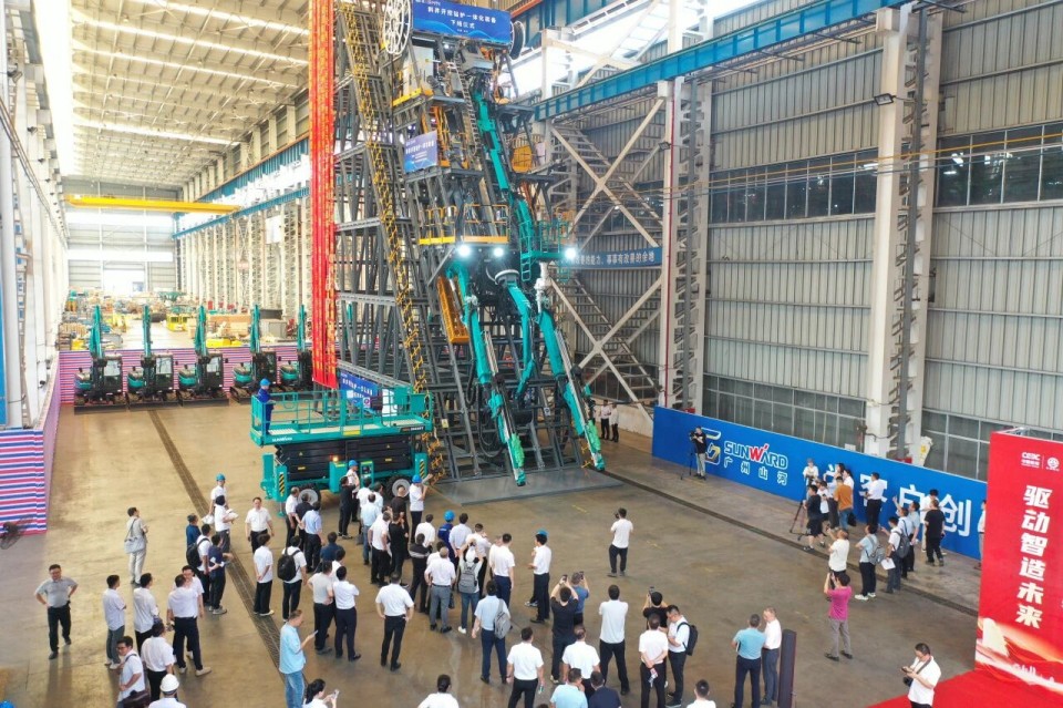 斜井開挖鉆護(hù)一體化裝備成功下線，實(shí)現(xiàn)地下工程裝備重大突破