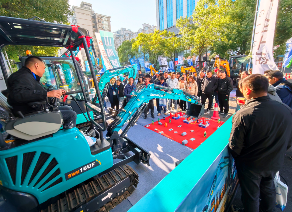 山河智能微挖“天團(tuán)”閃耀武漢，引領(lǐng)綠色施工潮流