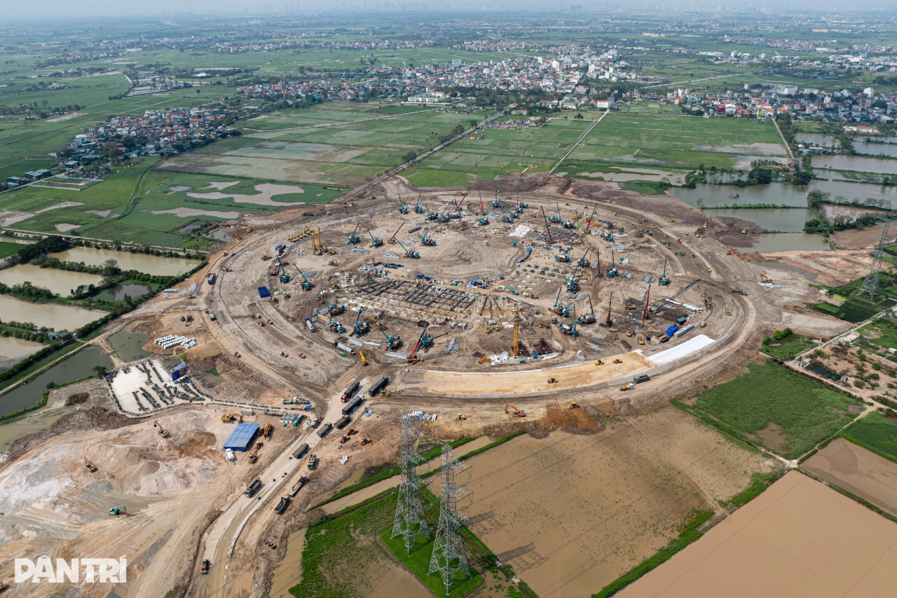 山河智能液壓靜力壓樁機集群作業(yè)，為越南最大體育場筑牢根基